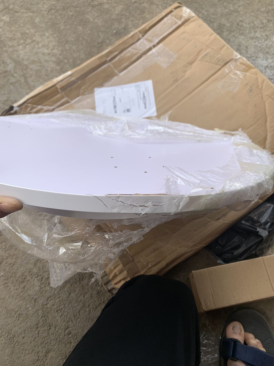 Bàn đẹp - chắc chắn - Giá Tốt . Mà vận chuyển đóng gói sơ xài mà lại không được kiểm tra hàng trước khi thanh toán nên bóc ra mặt bàn bị dập mấy chỗ . Nên Shop phải điều chỉnh lại cách đóng gói - bao bọc kỹ lưỡng và cẩn thận hơn