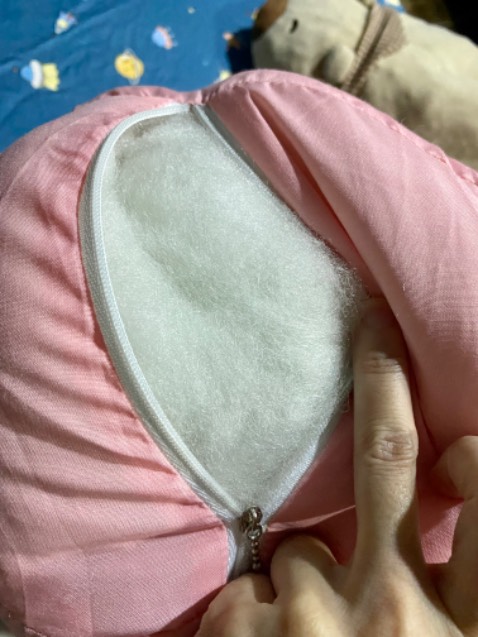 Gối ổn. Bên trong như hình mình chụp, không phải gòn nha, mình không biết gọi là gì nữa. Nhưng mình thích gối mềm như vậy. Đóng gói kỹ. Giao hàng nhanh hơn dự kiến. Mình áp mã giảm còn 103k nha.