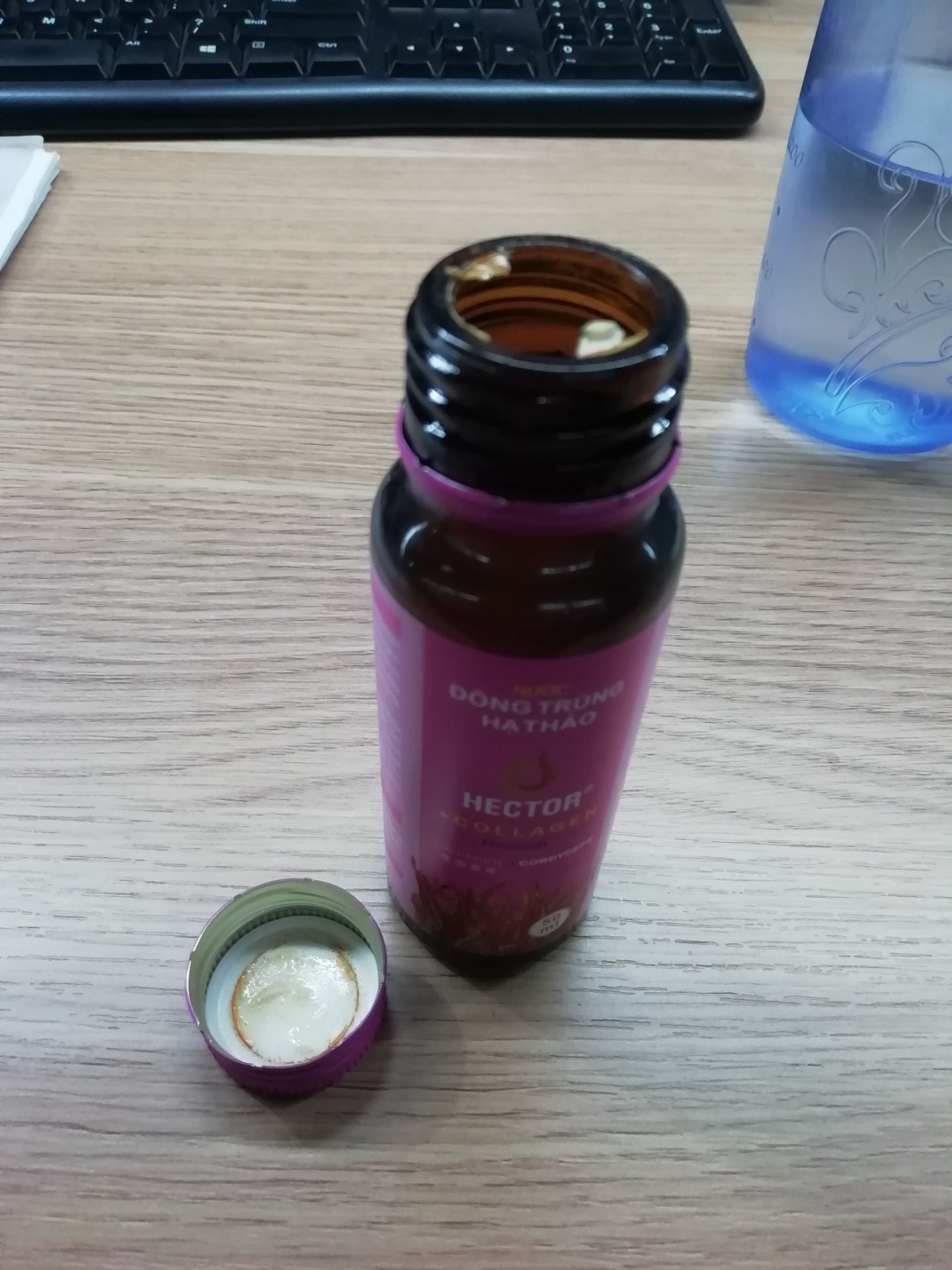 vị dễ uống, nhưng đến hộp thứ 2 thì có 2 chai mở nắp ra gặp tình trạng như hình. k biết có phải bị hỏng không nên phải đổ bỏ. Mọng nhận được tư vấn của shop.