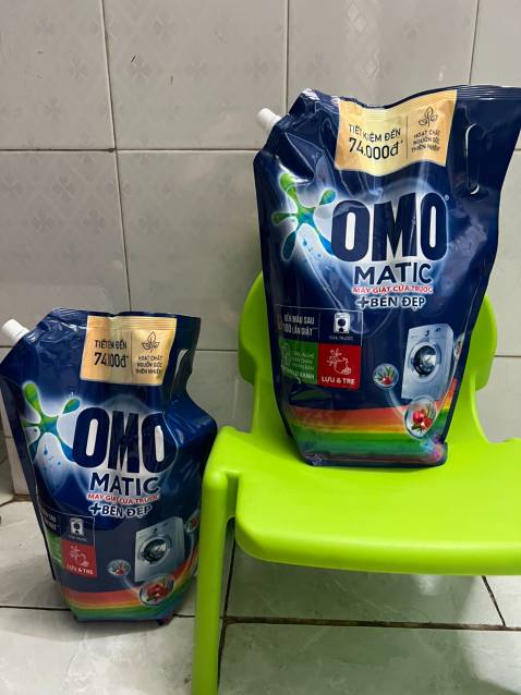 Ngoại quan: Sản phẩm có ngoại quan tương đối giống với mô tả, sản phẩm chính hãng.
Xuất xứ: Thương hiệu OMO của Anh. 
Sản xuất: Tại Việt Nam. 
Chất lượng: Túi có vòi dễ sử dụng. Phù hợp với mọi loại máy giặt. Hoạt chất làm sạch nguồn gốc thiên nhiên, thân thiện hơn với môi trường. Công thức Màn chắn Kháng bẩn Xanh Polyshield ưu việt.
Đóng gói: Sản phẩm được đóng gói tốt. 
Thời gian giao hàng: Do có sử dụng gói Tiki Now nên thời gian giao hàng nhanh, đặt từ 21:01, Thứ năm *** đến 13:15, Thứ sáu *** sản phẩm đã được giao đến. 
Thái độ nhân viên giao hàng: Ổn, chịu hợp tác với tôi trong việc giao hàng. 
Giá sản phẩm: Gía sản phẩm hợp lý với chất lượng, miễn phí ship. 
Tổng quan: Sản phẩm phù hợp với những ai muốn sử dụng hàng chính hãng với một giá tiền và chất lượng sản phẩm tương đối. Bên cạnh đó, thời gian và dịch vụ giao hàng ổn. Cảm ơn mọi người đã đọc.