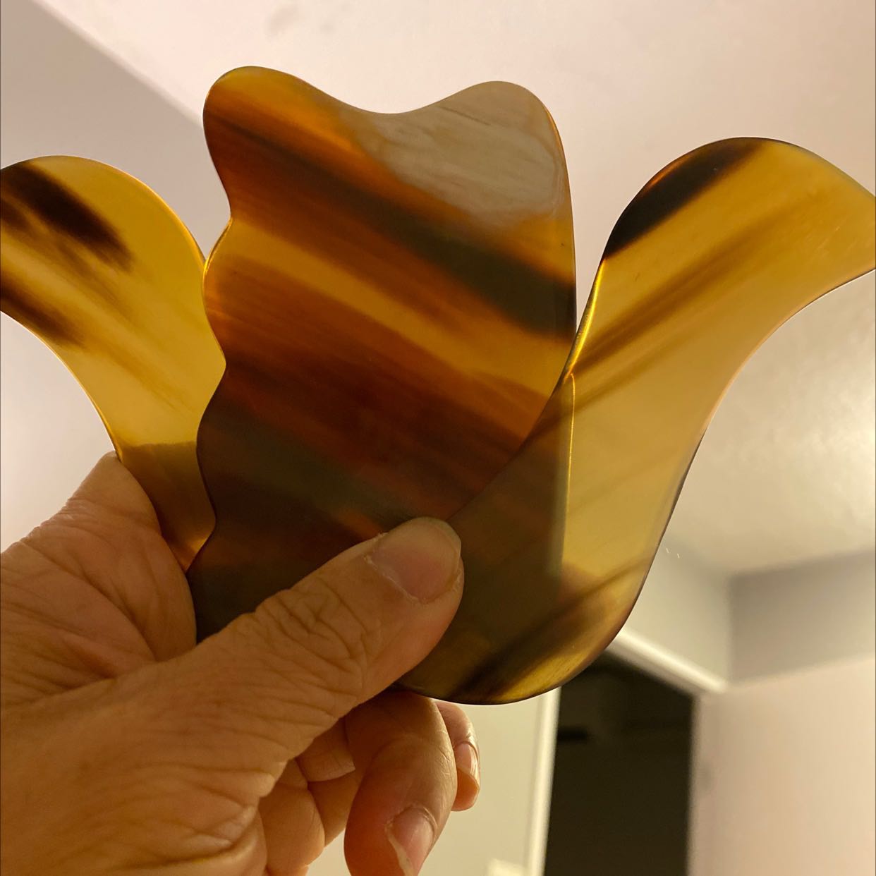 Sản phẩm cắt sừng hơi mỏng và chất sừng ko đẹp như một số sản phẩm khác tôi mua của công ty. Có thể sừng non tuổi hơn, cầm ko mịn đẹp như sản phẩm khác của công ty