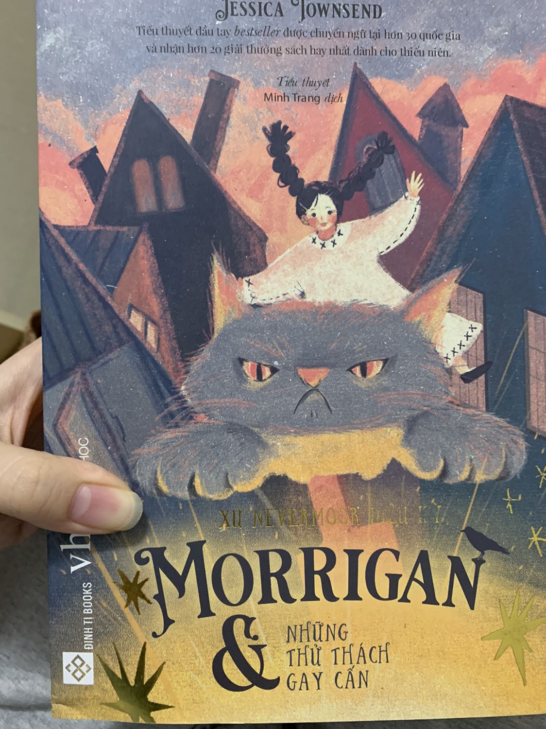 sách bị méo cong nhg vs giá tiền này thì mình mong sách ổn hơn thôi cho 4/5 thấy mn đánh giá quyển này hay đọc xong mình sẽ quay lại đánh giá thêm