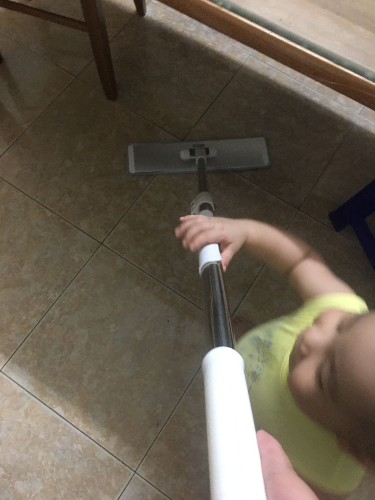 Cuối cùng cũng mua hàng onl được 1 lần ưng ý huhu, em sen dọn nhà của mình đây rồi. Giao hàng khá nhanh, đặt hôm trước hôm sau là tới liền, hàng đúng như mô tả nhé mn. Cây làm bằng chất liệu kim loại nên cực chắc chắn không ọp ẹp như  mấy cái cây mấy chục, tiền nào của nấy thôi haa. Bản lau rộng to nên lượn 2 vèo là sạch banh nhà, bông lau mềm mịn k bị bết, đầu xoay 360 độ lau được cả góc ngách các thử, nhược điểm là hổng thấy tặng kèm thêm miếng lau nào cả ^^