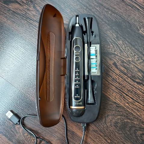 Giao hàng rất nhanh, trong vòng 2 ngày.
Hàng mới, kiểu dáng đẹp, chắc chắn, dễ lắp ráp.
Hộp đựng gọn gàng: Có 8 bàn chải (3 loại khác nhau) + Hộp khử trùng kiêm sạc pin + Hộp du lịch để đựng bàn chải kiêm sạc pin và khử trùng.
Bàn chải mạnh, dễ sử dụng, có 5 chế độ. Chế độ soft dễ chịu hơn clean (hơi ê răng).
Không cần dùng nước nhưng chân răng vẫn sạch.
Pin thì phải chờ thêm thời gian mới biết được.
Thương hiệu Đức nhưng do Trung quốc sản xuất nên giá cả khá hợp lý.