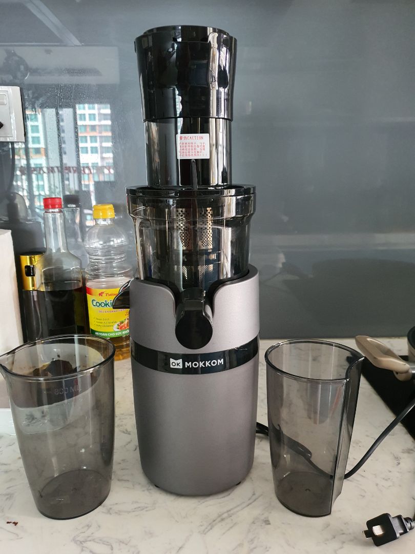 Máy chạy êm, mình mới thử với dưa hấu, ép kiệt 80%.
Ưu điểm khác là dễ dàng vệ sinh hơn các dòng cũ.
Gọn gàng phù hợp với gia đình ít người như mình. 
Chỉ buồn là mình chọn màu xanh mà shop giao màu xám.
Nhưng chồng và con trai bênh vực shop quá mình đành xuôi lòng theo.
Cảm ơn shop.
Tết này mình mạnh dạn mua trái cây trưng nhà vì đã có máy ép giải quyết khi mình ko kịp ăn