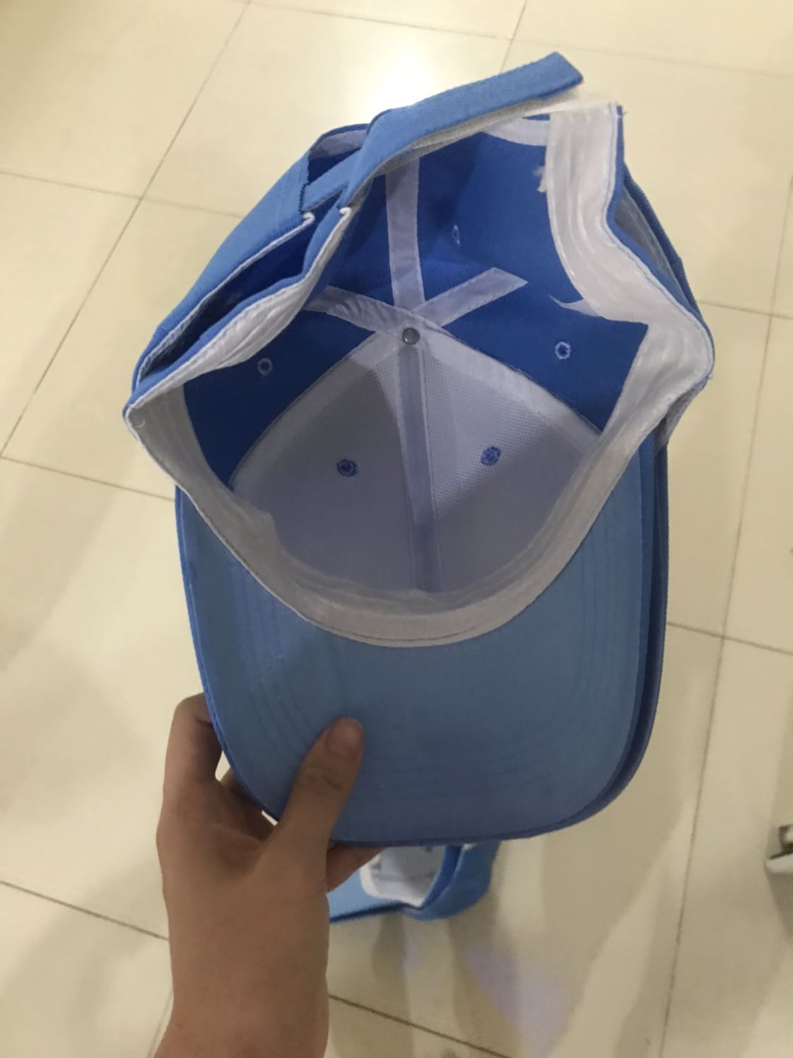 11k cho chiếc mũ form dáng ổn. Chất liệu cũng rất oki, đường may chắc chắn. Nên mua nha các bạn. Mua mấy lần shop này r rất ưng.