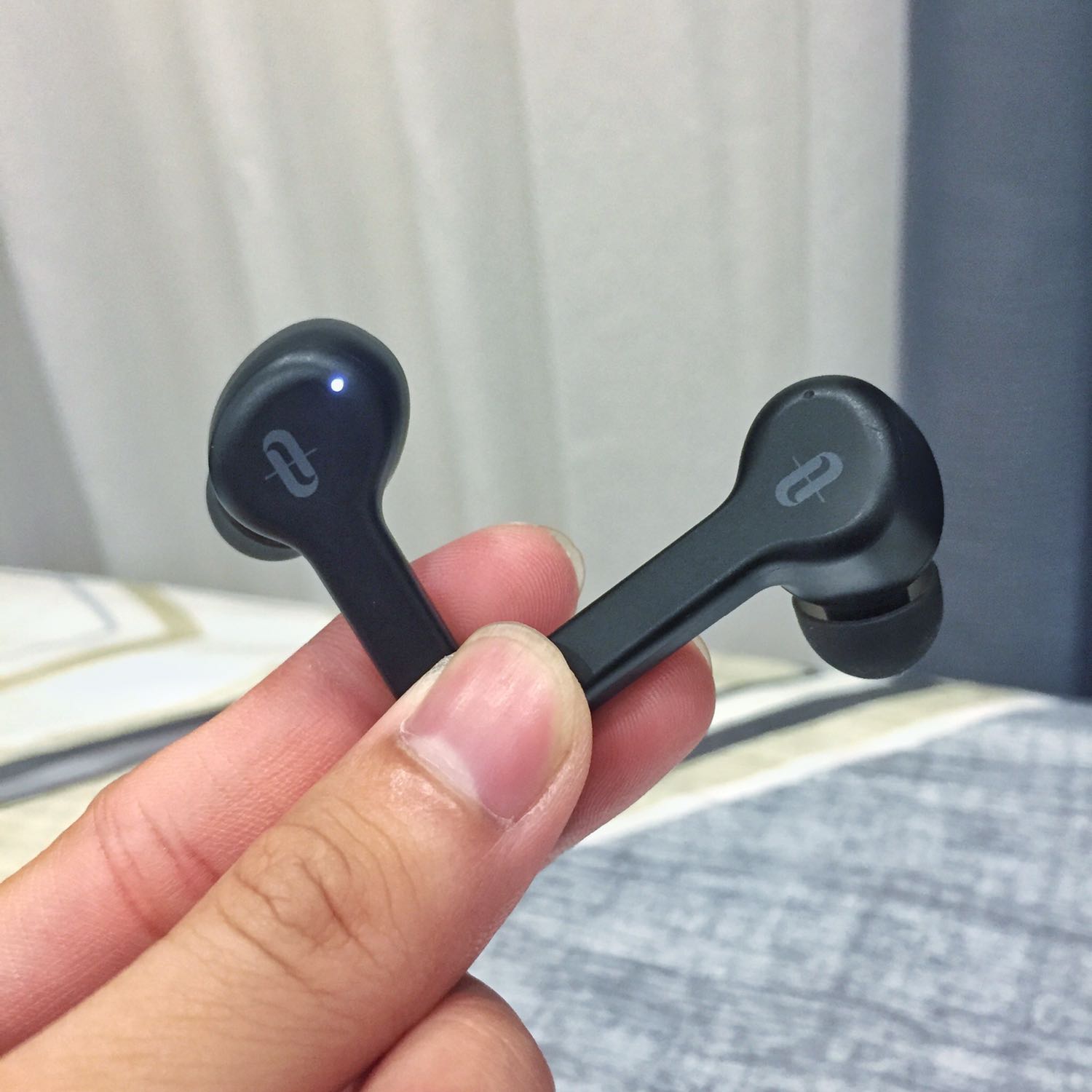 Hộp khá ọp ẹp. Khó mở bằng 1 tay.

Tai nghe bám tai, không lo sợ bị rớt khi chạy nhảy.

Âm thanh có bass nhẹ, chống ồn khá.

Khả năng kết nối không xịn sò như airpods :v

Tóm lại là một tai nghe không dây với các chức năng cơ bản nhất.