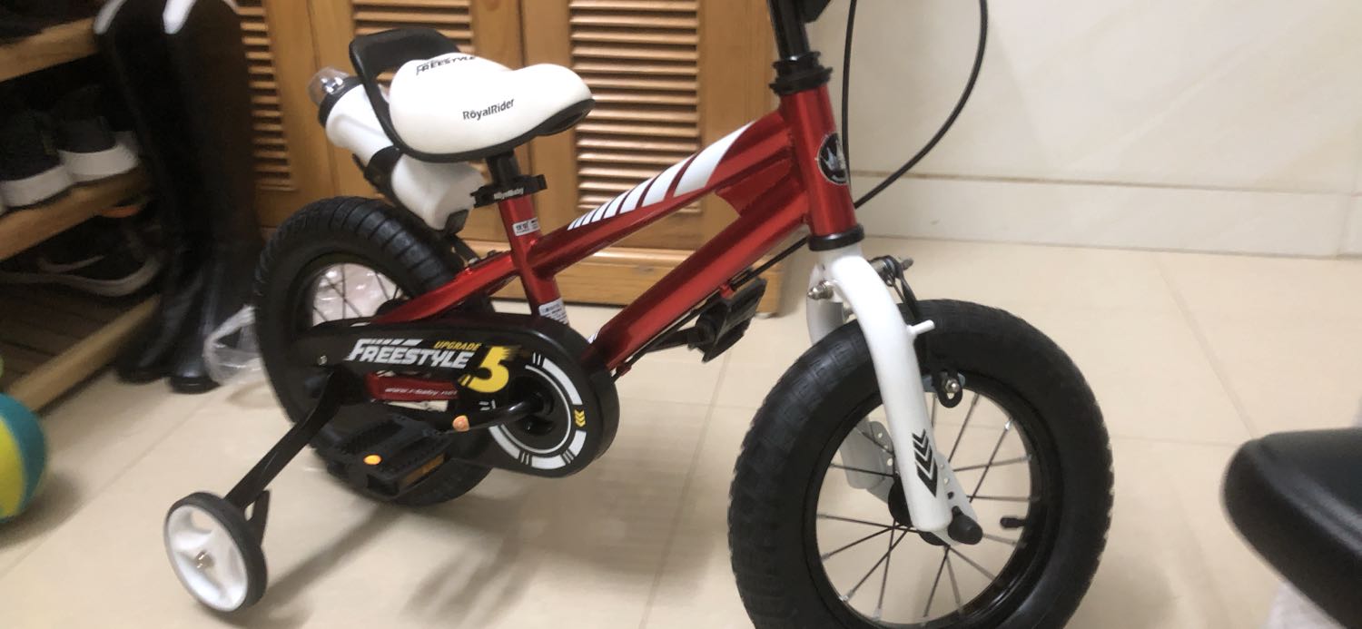 Giao siêu nhanh mặc dù không chọn Tiki Now đặt 9h mà 10h30 giao thực sự shock luôn. Xe chắc chắn màu sắc tươi sáng kèm bình uống nước lắp trên xe.