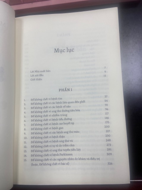 Giao hàng nhanh, sách đẹp 750 trang trong đó 200 trang là tài liệu tham khảo.
Sách rất hay hữu ích để mỗi cá nhân có thể biết cách tự xây dựng chế độ ăn lành mạnh tốt cho sức khoẻ và nếu có bị bệnh cũng có thể tự điều trị bằng lối sống mà không cần thuốc.
Tuy nhiên sách của tác giả người Mỹ viết cho người Mỹ nên không phù hợp với các món ăn Việt Nam. Nên linh động điều chỉnh theo phong tục lối sống của người Việt khi áp dụng.
Chúc mọi người tìm được quyển sách hữu ích