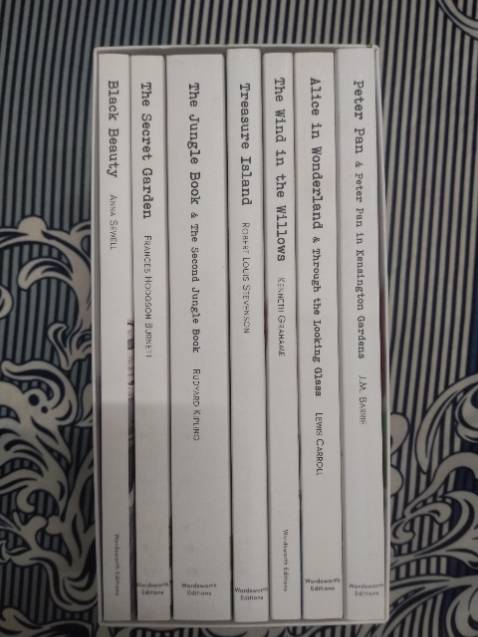 Đóng gói tốt, box set mới, cỡ chữ ở bản children classic thì to rõ, dễ đọc hơn bản adult classic. Mặc dù là children classic nhưng mà từ vựng hơi khó.