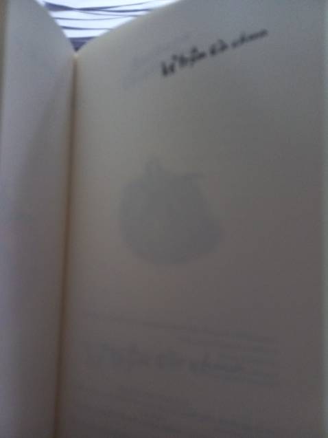 Sách mình nhận được bị bẩn kha khá ở bìa sau, trong sách không có bookmark, sách cũng không có seal bảo vệ bên ngoài. Hôm mình nhận hàng thì mưa rất to may mà sách không bị làm sao (cảm ơn đơn vị vận chuyển rấc nhiều ạaa!).
Mình rất háo hức để mở đơn nhưng nhận lại có phần hơi thất vọng xíu xiu. Mong TIKI có thể cải thiện khâu đóng gói ạaa.