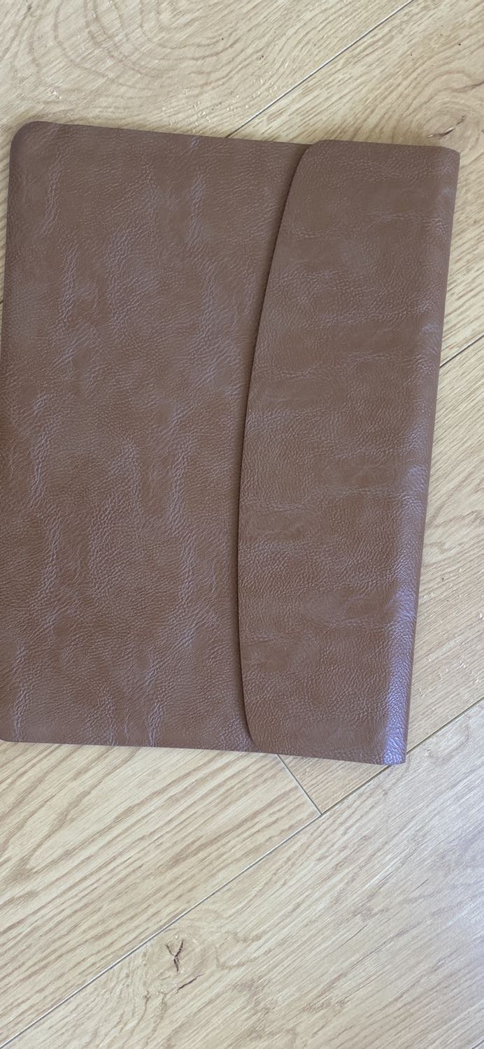 Túi chống sốc mỏng, gọn gàng, da mềm, đẹp. Vừa với Macbook pro 13”