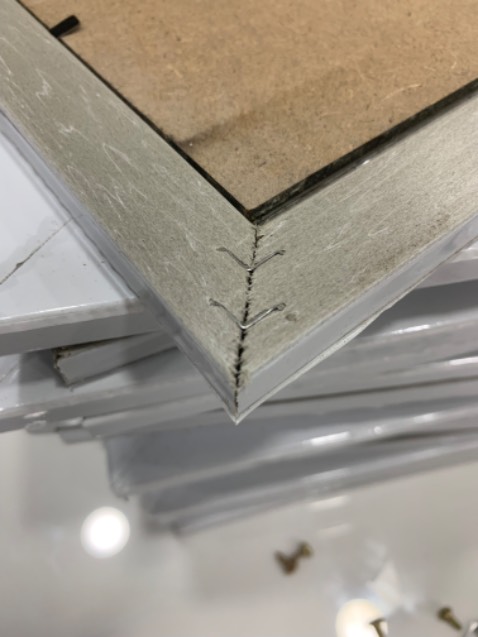 Ko nhận được đinh 3 chân, miếng lót sau khung hụt so với khung, ván nhiều vết tưa chỗ vết cắt