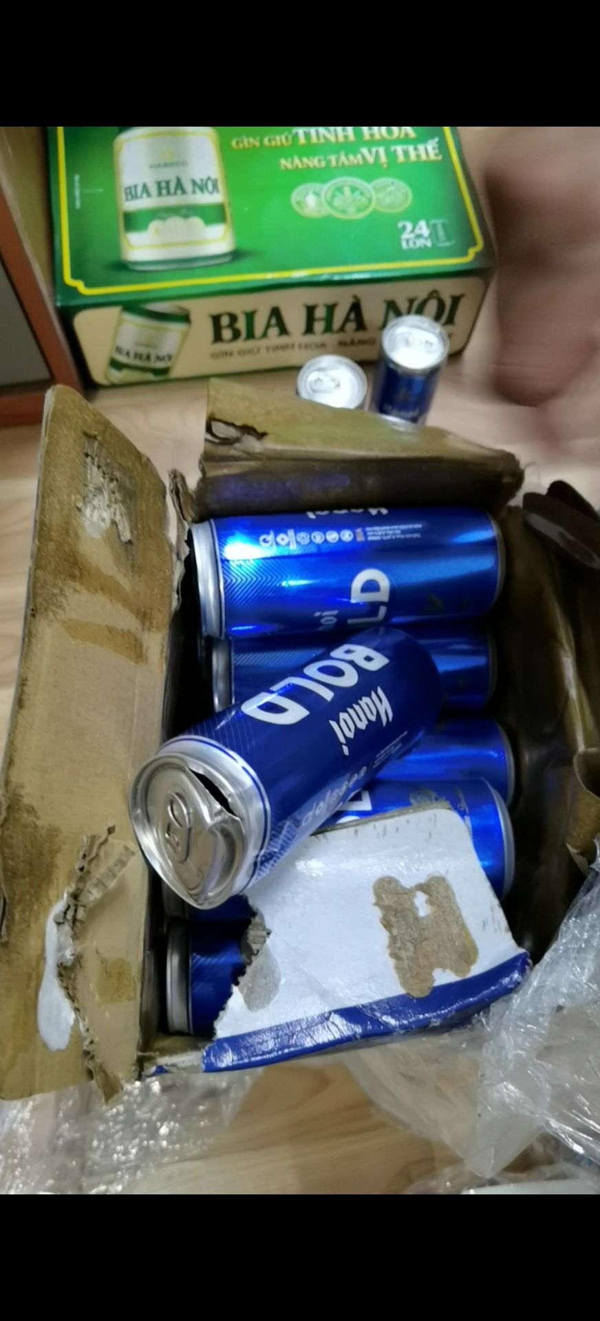 Nhận hàng bị va đập và hở chảy bia 1 *** như video
