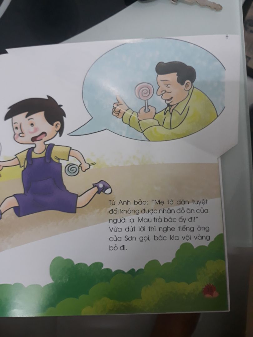 Bộ mình mua có 1 quyển bị in lỗi và bẩn như trong hình, mặc dù được bọc giấy kiếng khá kỹ. Tiki xem lại nhé.