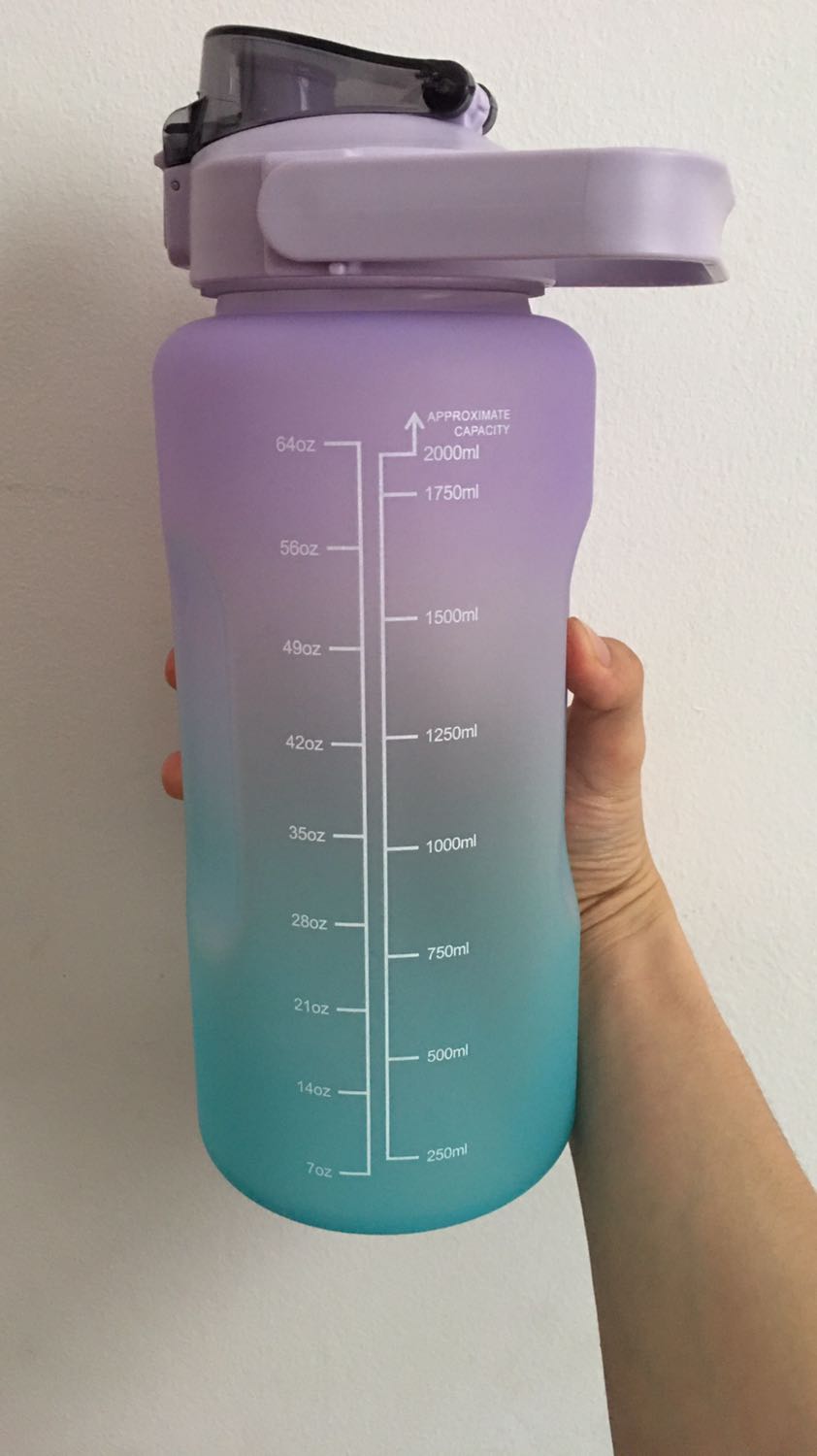 Bình chất lượng, nhựa rất chắc chắn, đặc biệt có thể gỡ ống hút ra cho bạn nào không thích hút ống hút