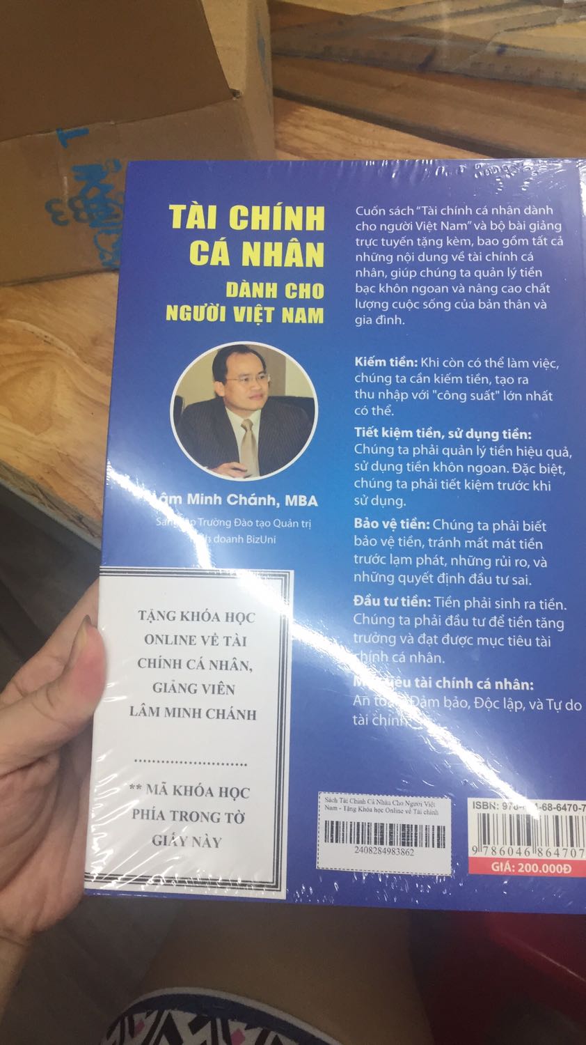 quyển sách này khá là hay và mình nghĩ có tính ứng dụng cao. Mình thích nhất là chủ đề Nên mua nhà hay thuê nhà và để dành tiền đầu tư....vì nó đúng vào cái vợ chồng mình đang phân vân bữa giờ luôn