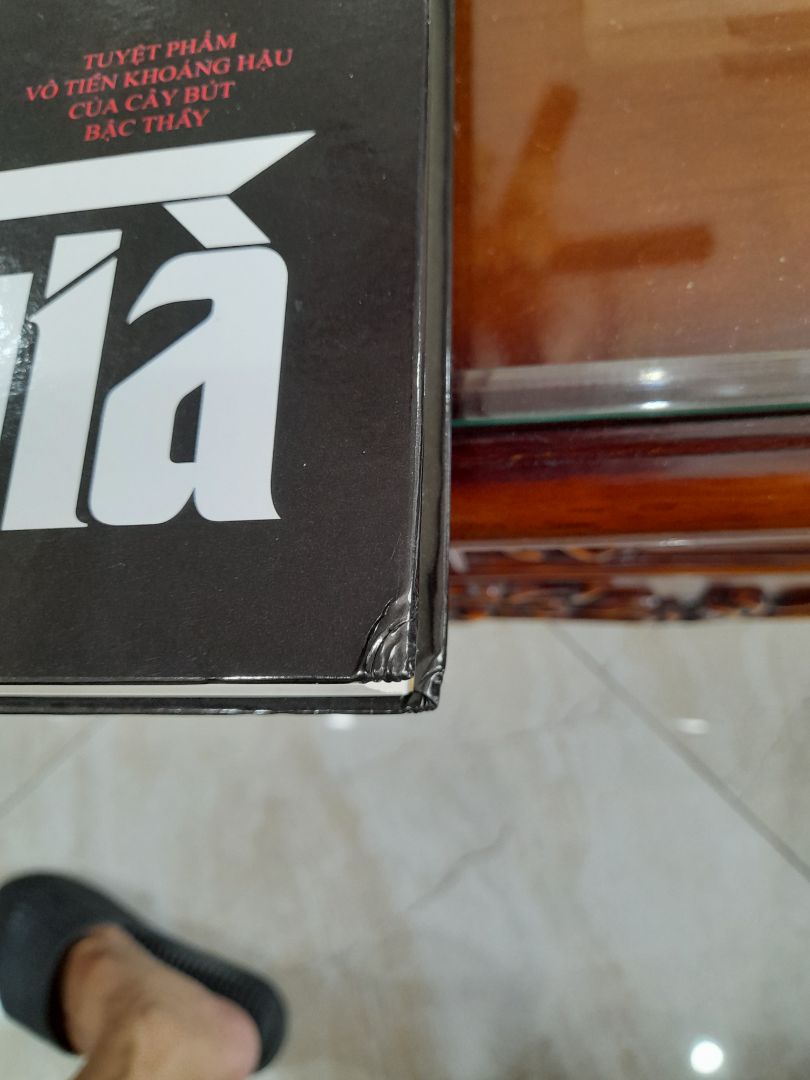 Đã nhận được sách. Sách của Đông A in đẹp, chữ rõ nhưng rất tiếc cách đóng gói thiếu cẩn thận nên góc bìa sách bị quăn, gẫy. Nhìn cuốn sách xót lắm. Lần này mua cùng với bộ Tam quốc (bìa cứng, 2 tập) cũng đều bị gẫy góc sách. Nên học shop Bình bán book, họ cũng yêu quý sách như chúng tôi nên khi gửi sách họ cẩn thận bọc xốp ở các góc sách (dù vẫn còn nilon bọc ngoài) nên sách nhận được nguyên vẹn. Tôi đã có và đã đọc Bố già do Đoàn Tử Huyến dịch nhưng tôi vẫn muốn có một cuốn Bố già do Ngọc Thứ Lang dịch và do Đông A phát hành (vì sách của Đông A in đẹp) để đọc.