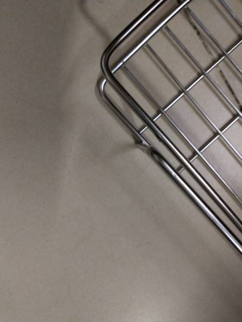 gọng inox chắc chắn, chưa dán vào tường nên chưa đánh giá được độ chắc của miếng dán. Mình mua 3 cái, nhưng có 1 cái sút mối hàng. Vẫn tặng shop 5 sao vì dịch vụ giao hàng đúng hạn.