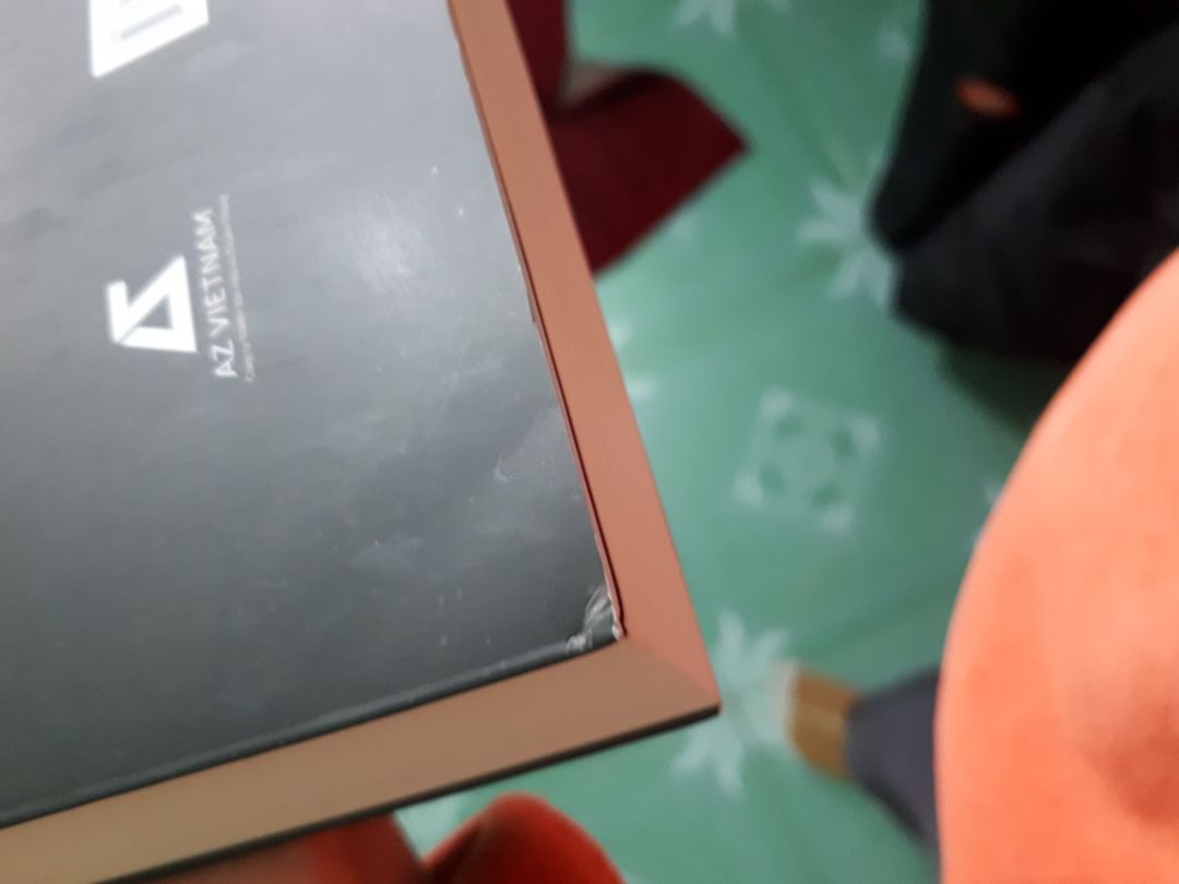 Quyển này là quyển đc bọc nilon duy nhất trong 3q em mua nhg vẫn cong góc. Em hi vọng Tiki có thể bọc nilon vào các quyển sách đc k. Hôm em mua trời mưa to, hộp ướt may mà sách ko seo. Có sao là buồn Tiki lắm luôn. Nhg sách vẫn cong😀😀😃