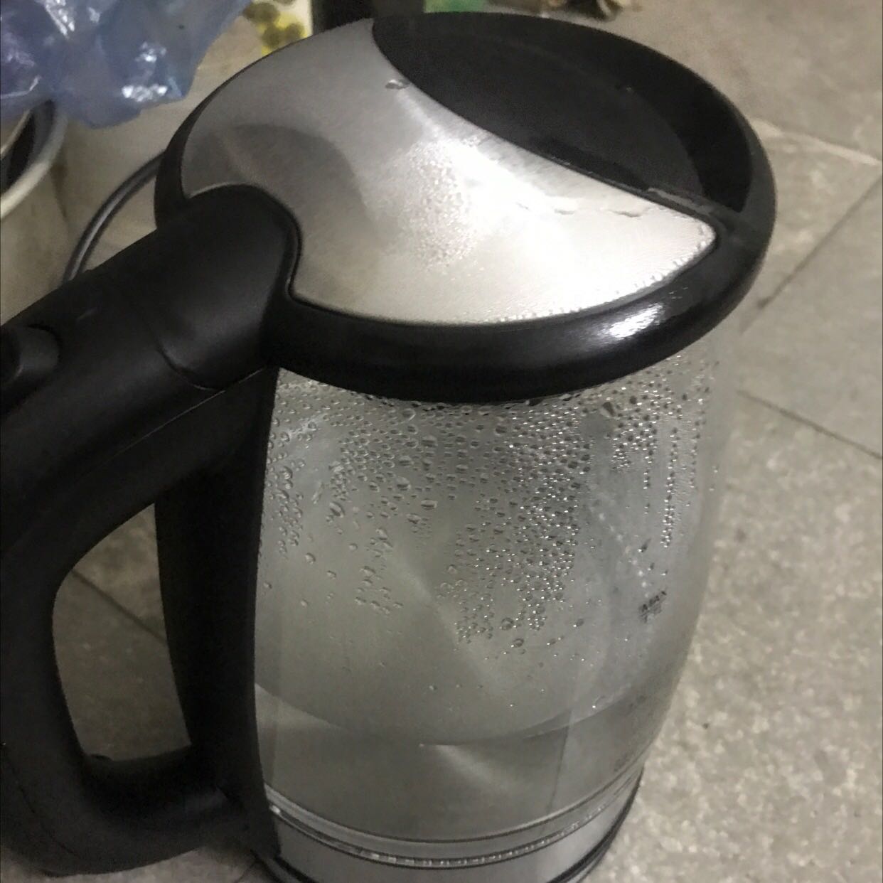 Giao hàng cực nhanh mua được giá cả khá phải chăng, đun nước tốc độ nhanh kiểu dáng cũng vừa mắt. Sẽ dùng thử xem tuổi thọ tốt ko, nhưng thấy bảo hãng của Đức lại bảo hành 2 năm nên an tâm.