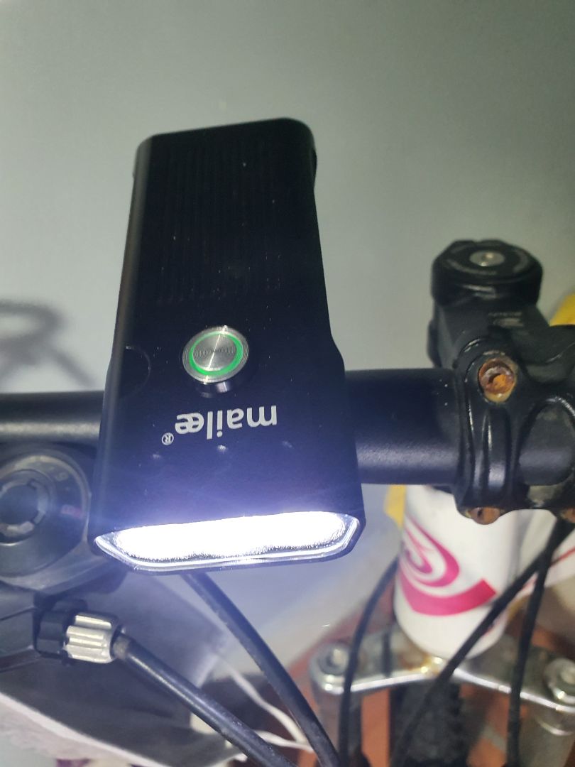 TIKI giao nhanh, đóng gói sản phẩm đẹp, chắc chắn.
Sản phẩm không đi kèm dock nhưng có dây sạc.
Đèn trước sáng 3 chế độ TỎ - MỜ - NHẤP NHÁY, soi đường tốt.
Đèn sau 5 chế độ
Mình sử dụng 3 ngày liên tục, ngày hơn 1h vẫn chưa thấy hết pin.
Còn chống nước thì chưa *** :)