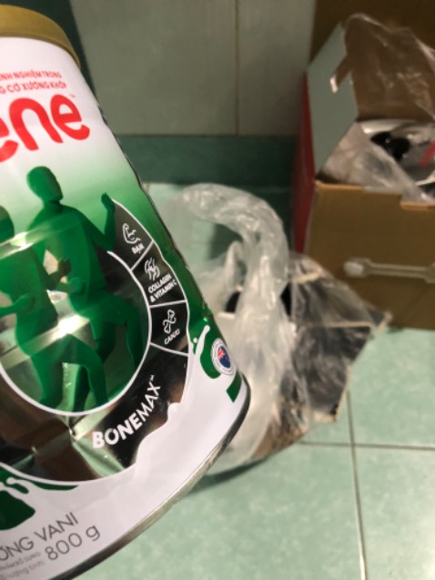 Giao hàng sữa thì mop, được cái nồi quà tặng, bể cái lồng ở trong, nấu sao. Giao hàng quá tệ