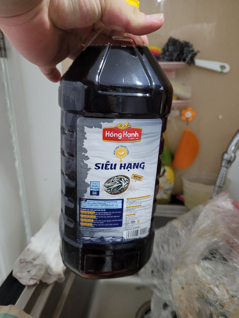 Sản phẩm khi nhận dù chưa mở nắp đậy nhưng bị đổ nước mắm ra bên ngoài bao quấn, thấm vào cả nhãn thương hiệu Sản phẩm khi nhận dù chưa mở nắp đậy nhưng bị đổ nước mắm ra bên ngoài bao quấn, thấm vào cả nhãn thương hiệu