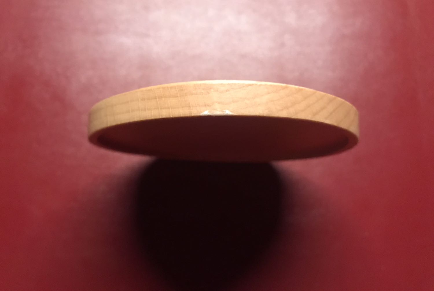 Chất lượng khá đẹp tuy nhiên vẫn bị 1 vài vết xước không đáng có. Đáy được mài nhẵn khá đẹp nhưng nếu để trên mặt bàn trơn sẽ dễ bị di chuyển dẫn tới đổ vỡ (nên làm roang cao su hoặc thay đổi bề mặt tiếp xúc). Giá tốt, giao hàng nhanh, đóng gói cẩn thận.