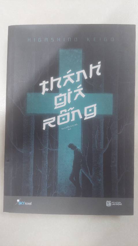Khởi đầu từ 1 án mạng, bằng khả năng kể truyện tài tình, việc mô tả chi tiết hành vi, cảm xúc nhân vật trong từng tình huống, bối cảnh, Higashino Keigo đã triển khai một câu chuyện với đầy rẫy các bi kịch tiếp nối và đặt ra những vấn đề đạo đức gây nhức nhối tâm can độc giả.