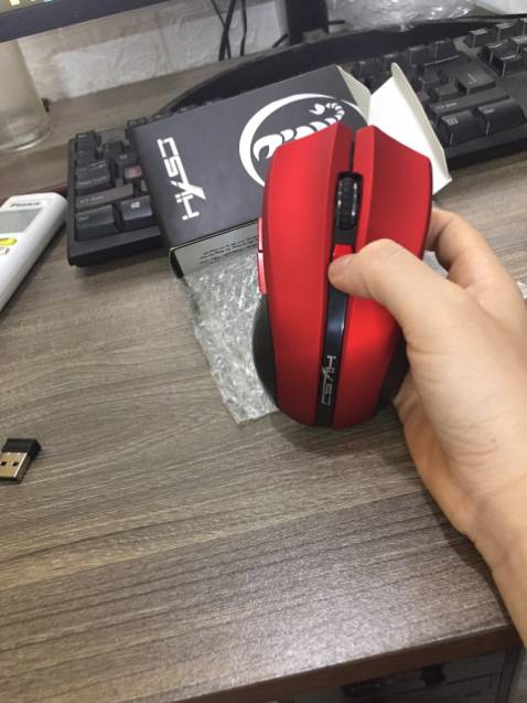 chuột nhẹ tênh, thiết kế đơn giản nhưng chất lượng rất ok, màu đỏ huyền thoại của m, m mua con này dùng 2 pin điều khiển rất nhạy, lần sau mua thêm con nữa dùng cho tivi, hàng tốt, giá tốt, m đánh giá cao sp và dịch vụ của shop