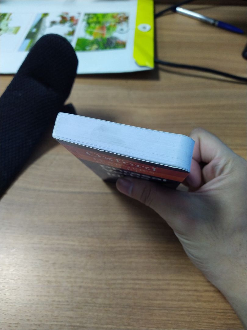 Khi mình mới nhận sách mình tưởng tiki giao cho mình sách cũ. Sách bẩn ở các góc và có các vết như bị rơi hoặc dẫm đạp lên. 
Mình có tạo lệnh thu hồi để đổi sản phẩm mới tuy nhiên sản phẩm mình nhận lại lần 2 vẫn là quyển cũ và được lau đi mờ các vết bẩn.
Mình đã phải tạo đơn để trả sản phẩm lần nữa. 
Vì đây là cuốn mình mua để làm quà tặng nên mình hy vọng đây là một quyển sách mới và ko có lỗi vặt.
Lần đầu mình mua sách ở tiki mà gặp phải tình trạng như này. Trước đó mua sản phẩm của tiki mình chưa bao giờ thất vọng nhưng lần này lại khác thực sự làm mình mất rất nhiều thời gian.