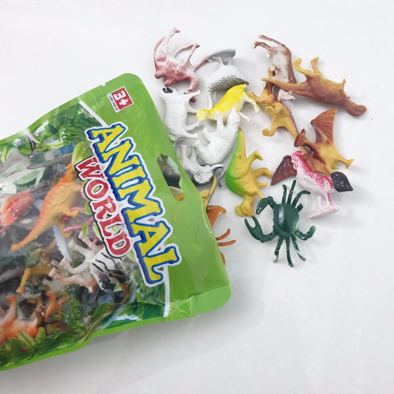 Bộ đầy đủ 60 con vật giống hệt như trong hình. Kích thước nhỏ, xinh lắm, nhìn sơ là biết con gì rồi. Rất phù hợp để ba mẹ chơi cùng con. Tuy nhiên, có 1 số con vật hơi nhọn và cứng, khi chơi cần lưu tâm.
Nhìn chung, mình rất hài lòng với sản phẩm này, rất hữu ích và đáng để cho các con chơi.