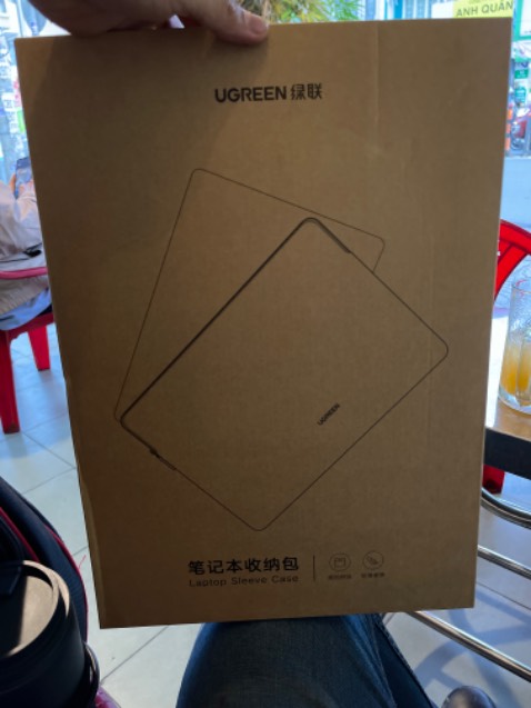 Hàng đóng gói cẩn thận, chính hãng ugreen VN, bề mặt ngoài sờ rất thích, bên trong có lớp nhung giúp máy không bị trầy xước, lớp chống sốc khá dày và êm