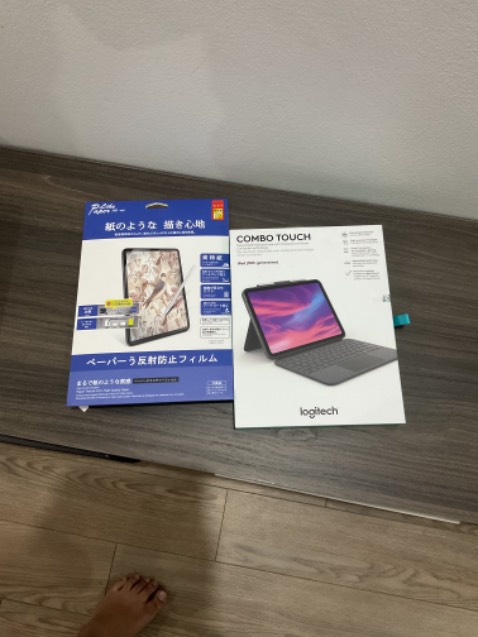 Kickstand không chắc chắn lắm. Hơi nặng nề, đặc biệt khó lắp iPad vào (Lắp như dồn hết sức bình sinh). Bàn phím khá ổn, trackpad tốt, nhìn đẹp.
Khuyến cáo: Dùng cái này nên bổ sung thêm dán màn hình vì bàn phím có thể làm xước màn, sử dụng cẩn thận kẻo mất Apple Pencil