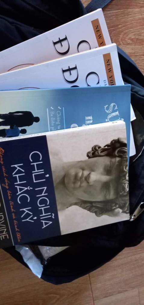 Sách thì chưa đọc. Nhưng mở ra là đã bị rách. Nên mình muốn được đổi cuốn bị rách. 
Không biết quy trình đổi sách ntn?