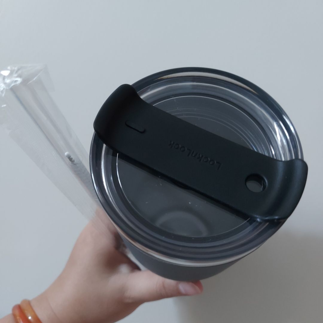 U là chài, gì mà mới đặt hôm qua hôm nay đã nhận được hàng rồi, nhanh gì mà nhanh dữ vại, ngta chưa kịp cbi tâm lí nhận hàng nữa, rồi mở cái thùng đóng kĩ càng xem, cái gì mà to đẹp mà cầm nặng tay chất dữ vài chèn. M sd để giữ lạnh nên khá ok, đá lâu tan lắm hơn 1 ngày á, còn giữu nóng thì m k biết. có điều khi làm rớt cái chốt đen bị gãy rồi....