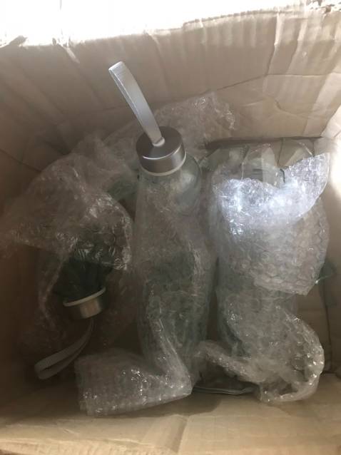 cái thùng giấy shop đóng gói hàng thuỷ tinh mà quá mỏng manh, cái này không thể trách bên vận chuyển được vì thùng quá mỏng. Bên ngoài cũng không đề hàng dễ vỡ, lần trước mình có mua 1 lần không biết của tiki hay shop nào nhưng họ dán bên ngoài có chữ hàng vễ vỡ và chèn thêm xốp nên về tới mình còn nguyên vẹn. đây 10 thi bể mất 3. Hơi thất vọng.