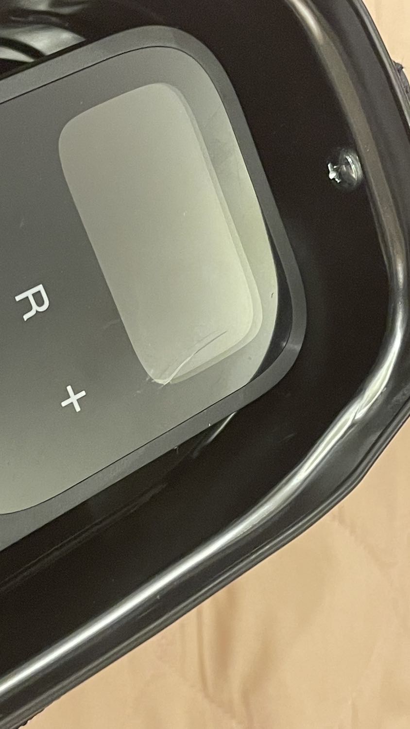 Tôi nhận hàng đã bị xước bề mặt của sản phẩm như hình. Ko rõ hình thức đổi trả thế nào vậy?