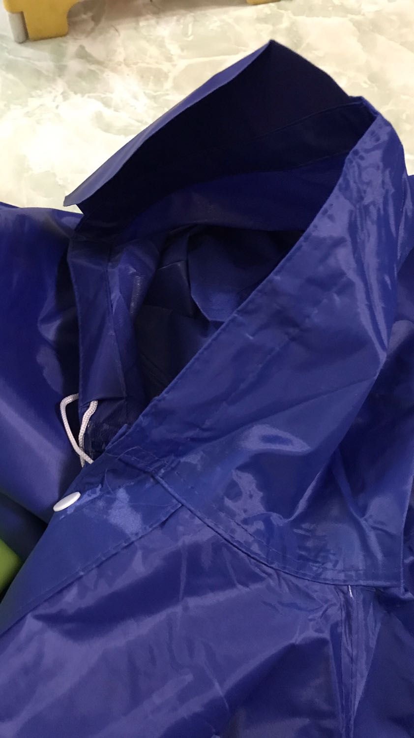 Lần đầu tiên mua trên Tiki mà bị ntn luôn. Giới thiệu sản phẩm có kính che mặt nhưng đến khi nhận thì như những áo mưa bán ngoài chợ, màu sắc thì ko phản quang như quảng cáo. Thật là tệ luôn. Tiki nên xem xét lại doanh nghiệp hay shop này nếu không là sẽ ảnh hưởng đến uy tín của Tiki