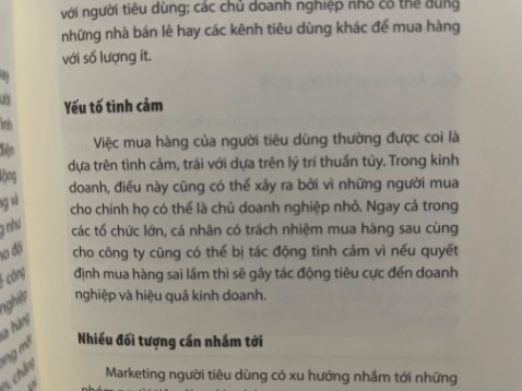 Là 1 cuốn trở thành giáo trình cho bậc cao học marketing ở Mỹ và Pháp cùng nhiều nước Châu Âu, thế nên không cần bàn cãi về chất lượng nội dung. 

Tuy nhiên vấn đề nằm ở chất lượng dịch. Mình không tìm được bản gốc Tiếng Anh nên cắn răng mua bản Tiếng Việt, và kỳ thực là nhiều đoạn dịch như Google thế này đây. Sách mang tính hàn lâm và học thuật nhưng dịch rất tối.

Nói chung các bạn cân nhắc. Nếu không có sẵn nền về marketing hoặc chưa tiếp xúc với các thuật ngữ ở dạng Tiếng Anh từ trước thì có vẻ là sẽ khá khó hiểu.