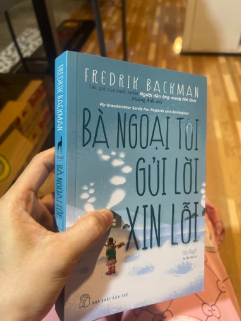 Truyện này mình đã nghe 2 lần trên fonos, mua thêm sách giấy để ủng hộ tác giả vì truyện hay.
Sách in rất đẹp, chất lượng và thơmmm. Quyển này hơn 500 trang nhưng nhỏ gọn.
Truyện hay, lôi cuốn đến đoạn kết.
Sách chứa nhiều thông điệp ý nghĩa, mang giá trị cổ vũ tinh thần rất cao.
Xét về mặt hài hước và cảm động thì thua 2 quyển Ove và Britt-Marie một chút. Vote 4.5*
Cảm ơn Tiki khuyến mãi giá siiii tốt cho quyển này, mãi iu 😘
(Mình đọc qua hơn 100 trang thì phát hiện kha khá lỗi đánh máy)
