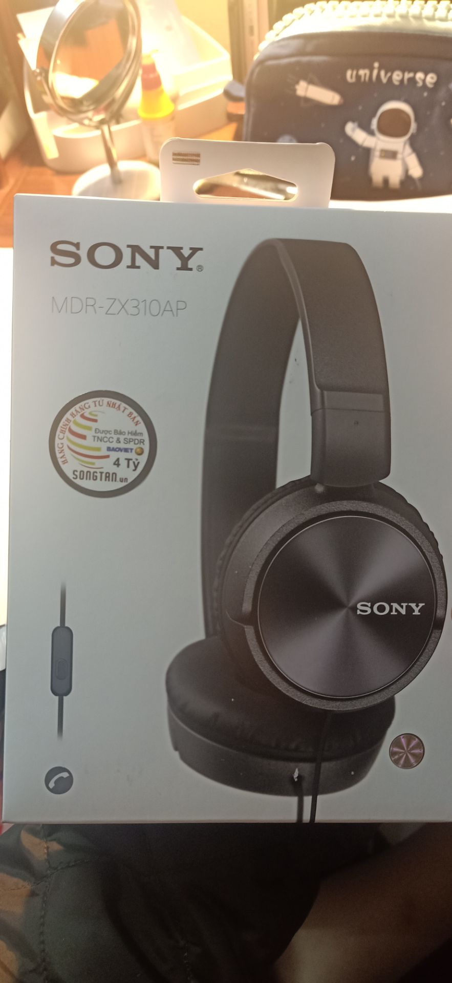 Mình đã đọc rất nhiều người review cũng như xem đánh giá trên youtube trước khi mua em này. Sản phẩm khi ship được đóng gói rất cẩn thận, chắc chắn, có bảo hành và hướng dẫn đầy đủ, 100% chính hãng. Về chất lượng, với một người nghe nhạc gần như cả ngày như mình thì tai nghe đáp ứng được. Bass mạnh, rõ, cách âm tốt. Không có lỗi kết nối, mic hoạt động tốt.