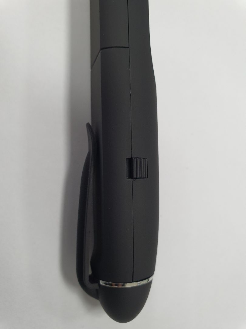 Sản phẩm có 3 chức năng là tới, lùi trang và đèn lazer, chất liệu và thiết kế cầm khá thoải mái, tuy nhiên:
- Hoàn thiện khá thô, không cho cảm giác chắc chắn.
- Nút bấm cứng và kêu cạch cạch rất lớn
- Nút bấm đèn lazer cái của mình ko ổn định, thỉnh thoảng bấm ko ăn
- USB nhận hoàn thiện khá tốt nhưng khá to, cắm vào là nhận được liền (win10)
tổng kết: phù hợp giá tiền nhưng với những ai dùng thường xuyên nên mua con khác