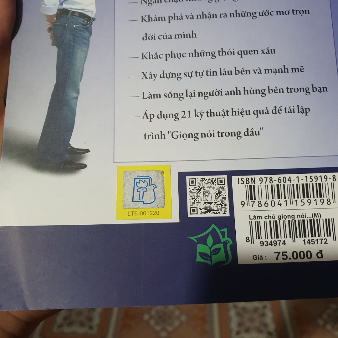 sách đóng gói bị cong, tem nhà xuất bản bị tróc. Cảm giác sách để trong kho lâu rồi