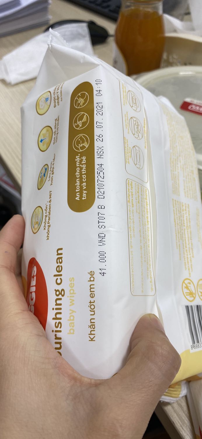 Mình mua lần 2 trên tiki nhưng mẫu lần này nhận khác lần trước
Bao bì: chữ huggies kì trước mình mua được in nổi lần này chỉ in chữ đỏ. Ngày sản xuất kì này in nhạt hơn
Mùi: hắc hơn
Chữ trên bao bì nhạt hơn
Mình không biết do đổi mẫu hay hàng này hàng chất lượng thấp
Mong được giải đáp