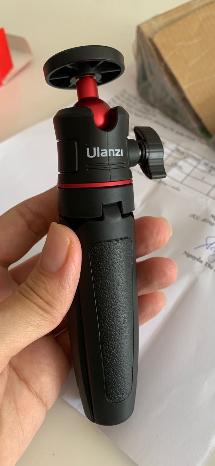 Hàng đẹp cầm chắc tay. Nhưng ko biết làm sao gắn điện thoại hiccc.