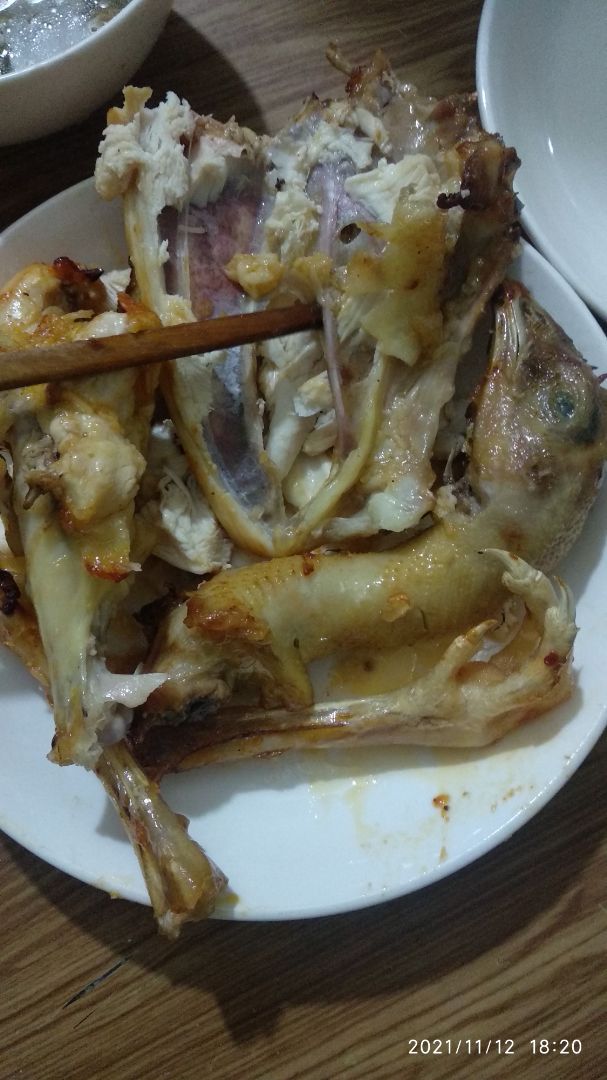 Giao hàng quá nhanh, đặt hôm nay ngày mai giao. 
Nồi chiên ok, làm thử được vài món
Trên khay nướng có 4 bọc nhựa, k bik có để nguyên được không, mình sợ chảy nhựa nên đã lấy ra.