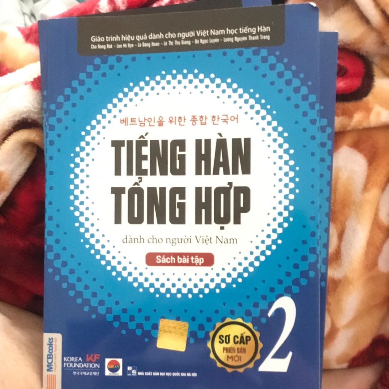 Lúc mới cầm thấy cái hộp ngoài bị móp hên mà sách không sao. Nói chung ok nhưng vẫn mong tiki lần sau cẩn thận hơn. Nội dung sách cũng ok cho mấy bạn muốn tự học tiếng hàn