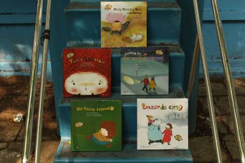 Sách ngoại văn dành cho các bé tập học tiếng anh. Sách dày dặn, in sắc nét, nội dung dễ hiểu lắm. Nên mua ạ, mình mua sale chỉ mất 18k/cuốn thôi. Mua cả bộ để dành cho bé đọc 😄